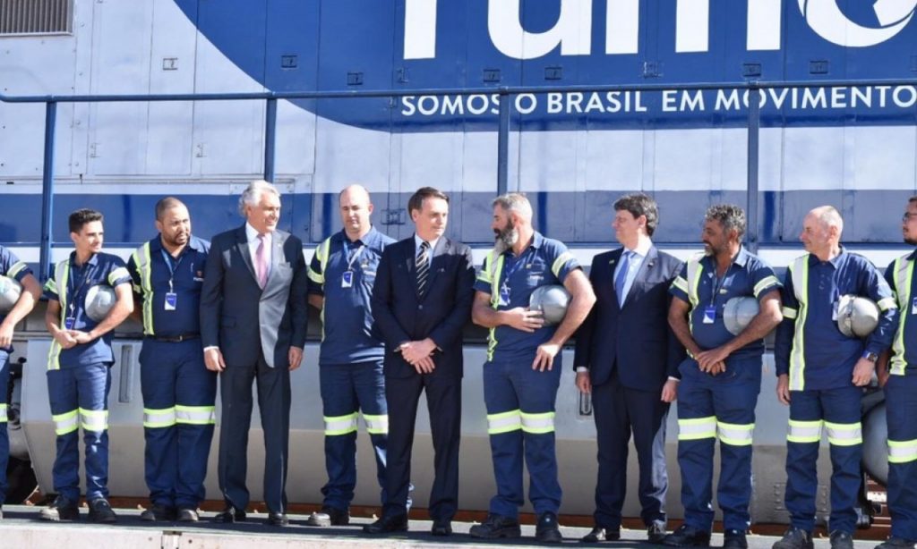 Imagem Ilustrando a Notícia: Bolsonaro participa de assinatura do termo de concessão da Ferrovia Norte-Sul em Goiás