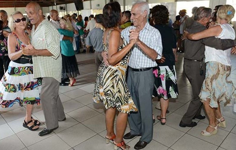 Imagem Ilustrando a Notícia: Dança anima idosos em unidade da OVG
