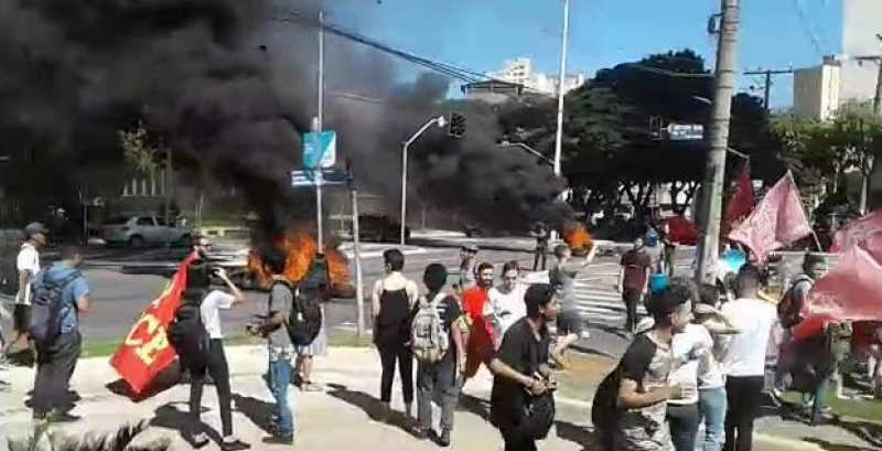 Imagem Ilustrando a Notícia: Manifestantes protestam contra aumento da tarifa de ônibus no centro de Goiânia