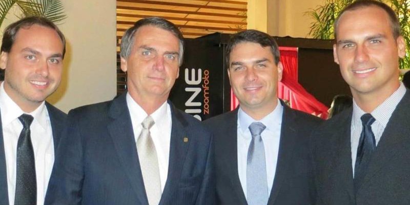 Imagem Ilustrando a Notícia: O triunvirato de Bolsonaro: Flávio, Carlos e Eduardo