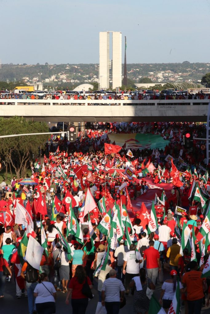 Imagem Ilustrando a Notícia: Apoiadores de Dilma e Lula vão às ruas contra “golpe”