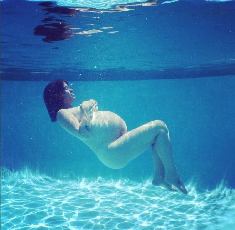 Imagem Ilustrando a Notícia: Grávida, Alanis Morissette posta foto nua em piscina