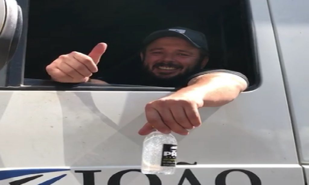 Imagem Ilustrando a Notícia: Empresário doa mil garrafas de álcool em gel para caminhoneiros em Goiânia