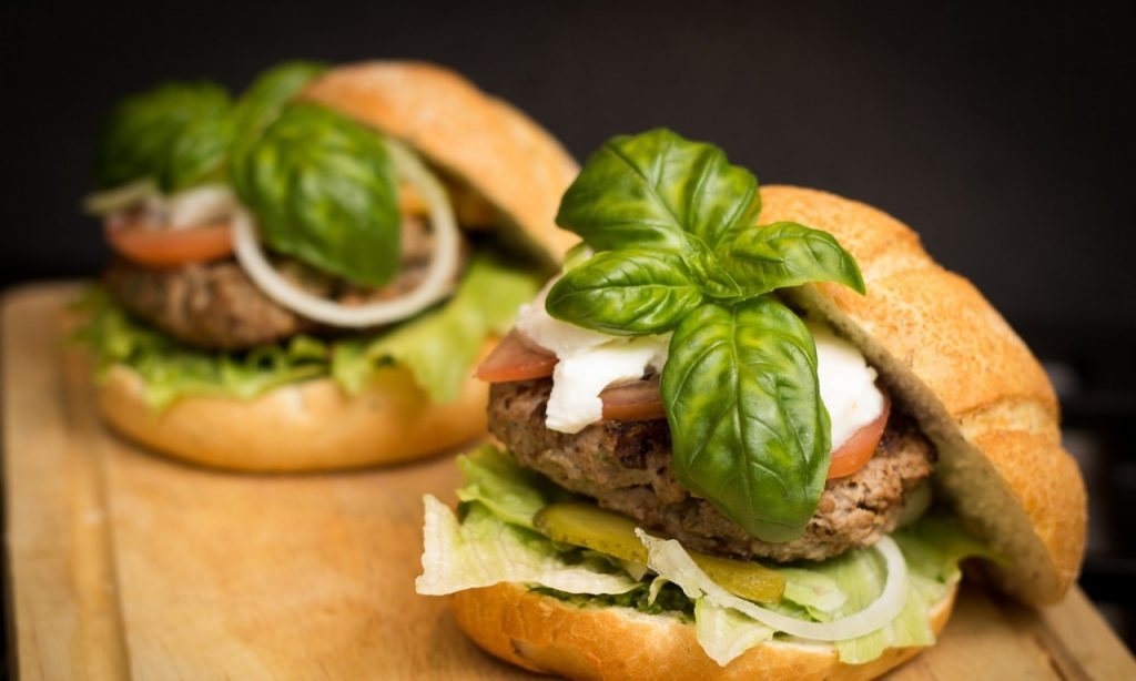 Imagem Ilustrando a Notícia: Pode hambúrguer na dieta? Veja como deixá-lo mais saudável