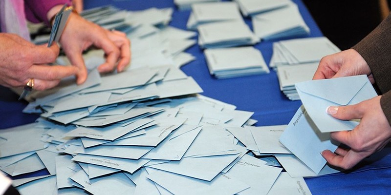 Imagem Ilustrando a Notícia: Mais de 10 mil brasileiros vão votar em cédula de papel
