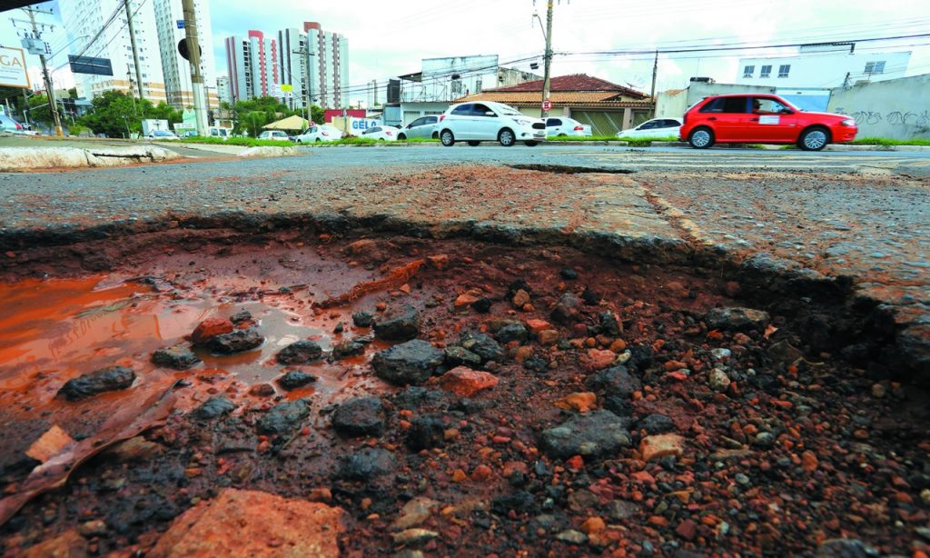Imagem Ilustrando a Notícia: Buracos ganham evidências após fortes chuvas em Goiânia