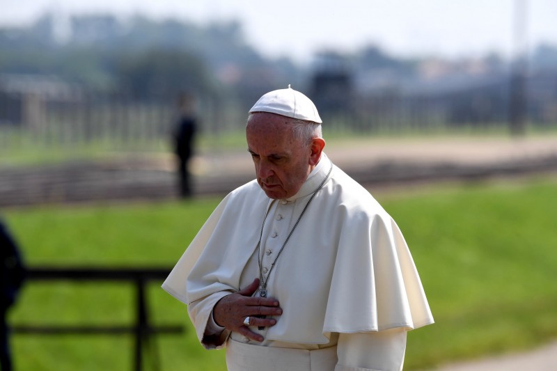 Imagem Ilustrando a Notícia: Papa faz visita a áreas  afetadas por terremoto