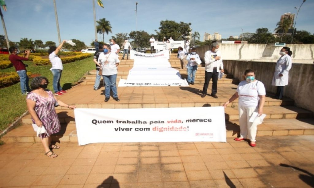 Imagem Ilustrando a Notícia: Profissionais da saúde realizam manifestação no Paço Municipal em Goiânia