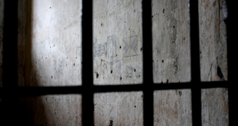 Imagem Ilustrando a Notícia: Sete presos serram grades e fogem de Delegacia de Capturas