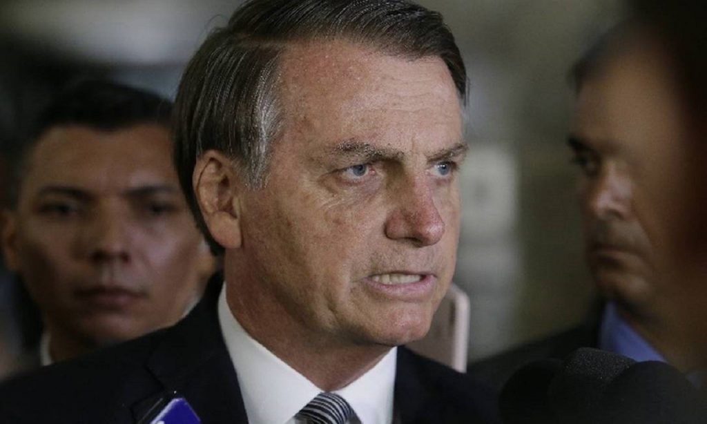 Imagem Ilustrando a Notícia: Bolsonaro diz que zera impostos federais se governadores zerarem ICMS