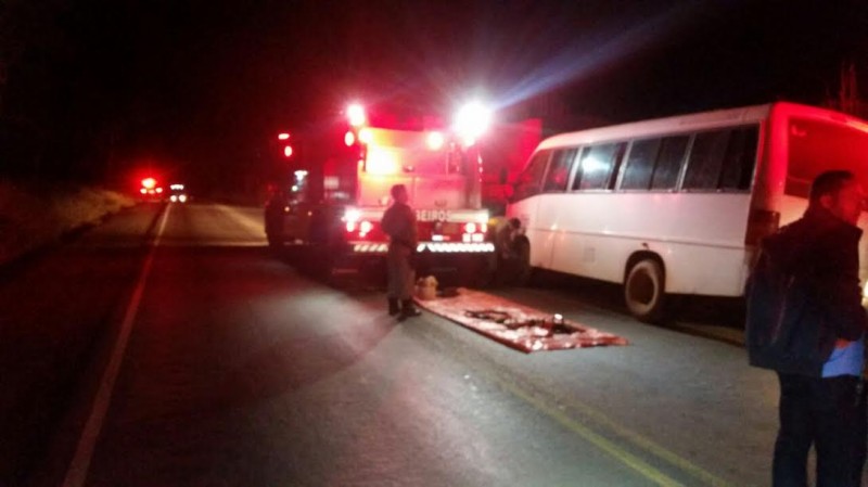 Imagem Ilustrando a Notícia: Colisão traseira entre van e caminhão deixa 10 trabalhadores rurais feridos