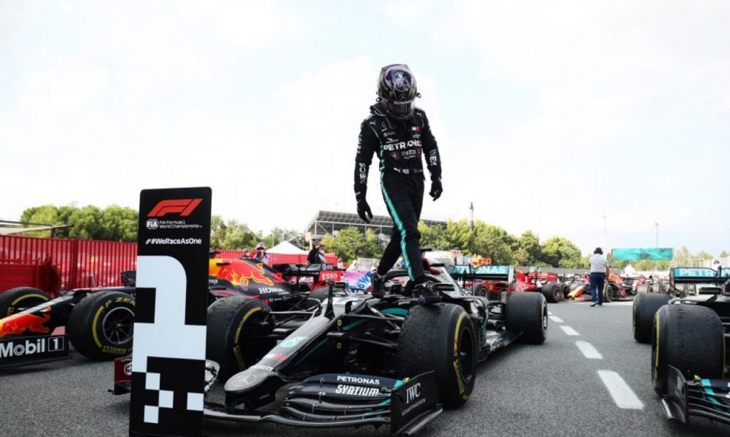 Imagem Ilustrando a Notícia: Lewis Hamilton vence no GP da Espanha sem sustos