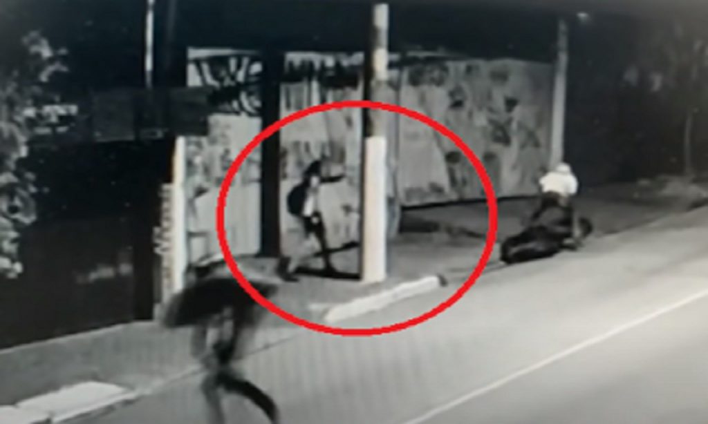 Imagem Ilustrando a Notícia: Policial feminina é abordada por dois assaltantes em moto, reage e mata um deles