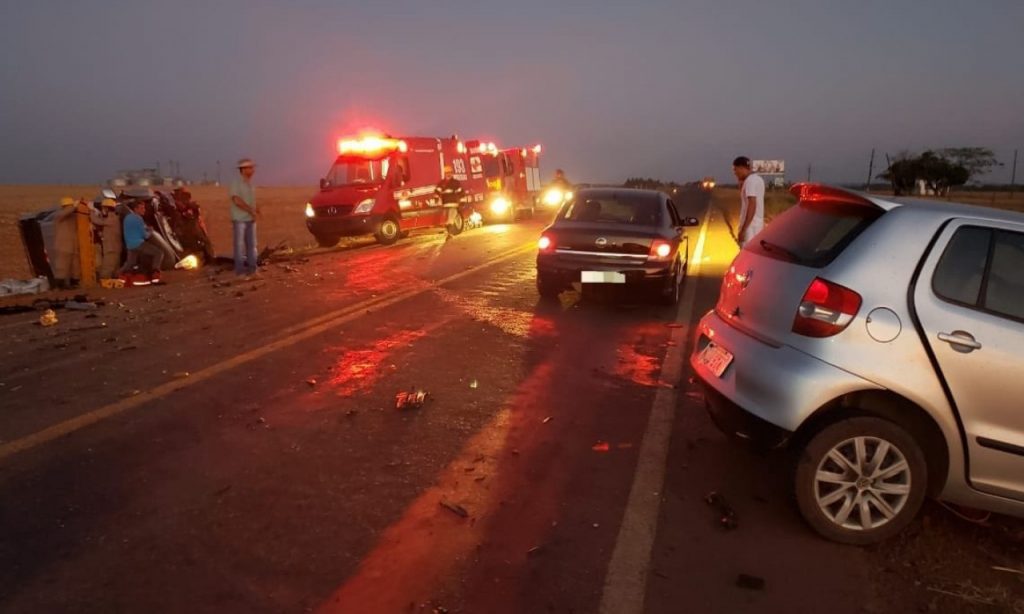 Imagem Ilustrando a Notícia: Acidente entre carros na GO-010 deixa uma pessoa morta e duas feridas