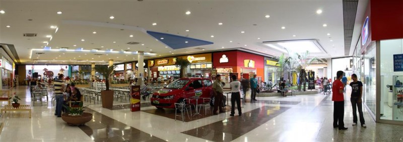 Imagem Ilustrando a Notícia: Shoppings da capital sofrem com lojas vazias