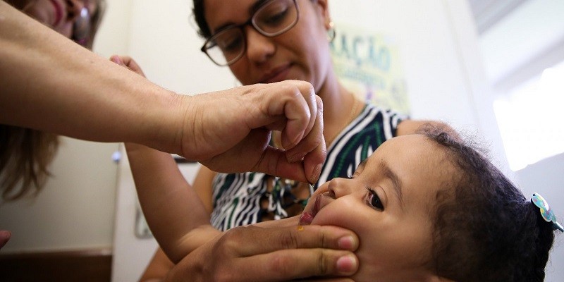 Imagem Ilustrando a Notícia: Postos de saúde abrem hoje para vacinar contra sarampo e pólio