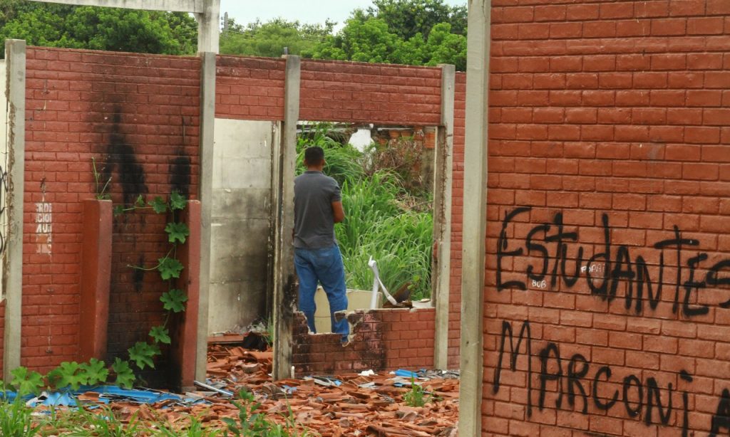 Imagem Ilustrando a Notícia: Escola Estadual Parque Amazonas passou a ser usado para descarte de lixo