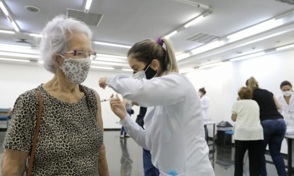 Imagem Ilustrando a Notícia: Após chegada de imunizantes, vacinação é ampliada para idosos de 77 anos