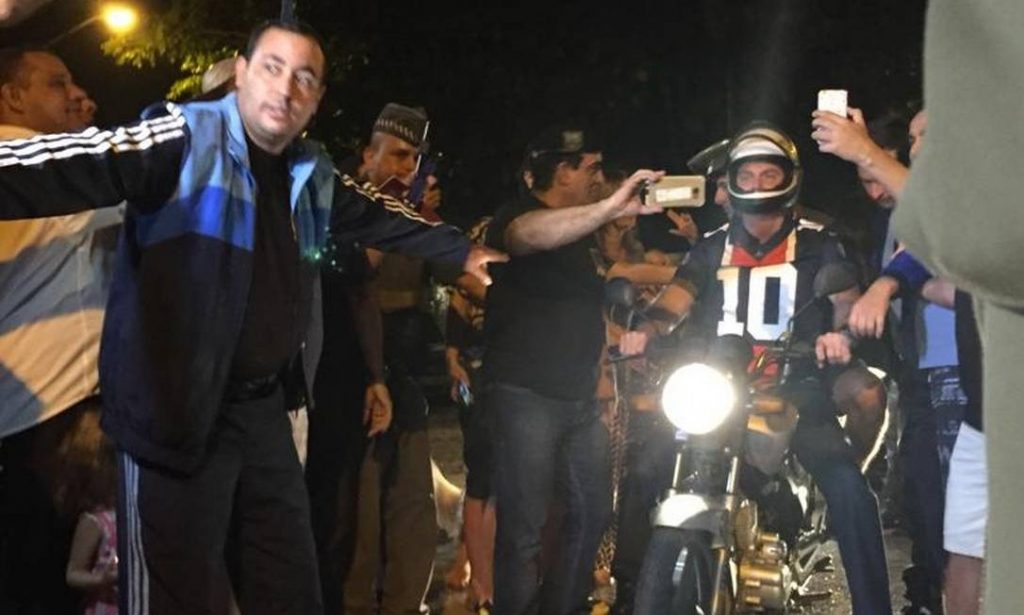 Imagem Ilustrando a Notícia: Em Guarujá, Bolsonaro sai para passeio de moto e cumprimenta admiradores