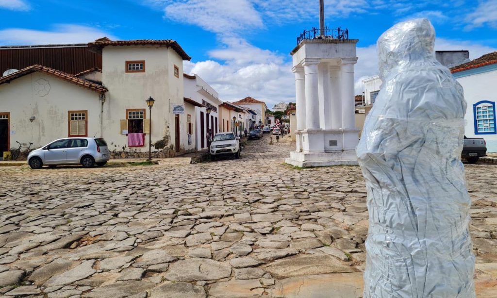 Imagem Ilustrando a Notícia: Estátua de Cora é lacrada por tempo indeterminado, na cidade de Goiás