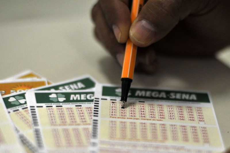 Imagem Ilustrando a Notícia: Mega-Sena acumula e pode pagar R$ 6 milhões na próxima quarta