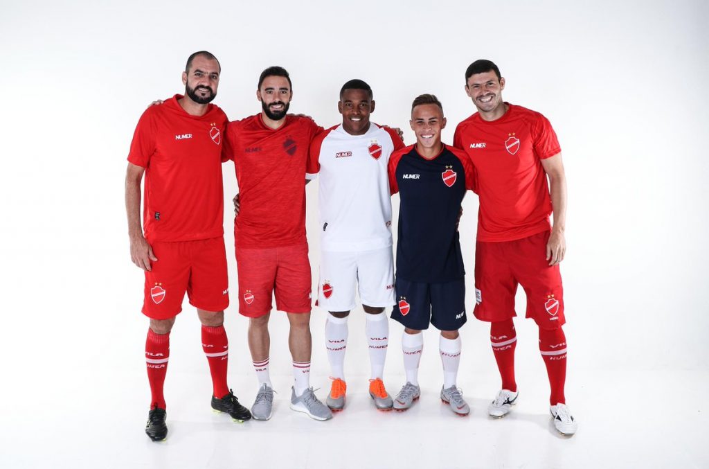 Imagem Ilustrando a Notícia: Vila Nova apresenta os novos uniformes para temporada de 2019
