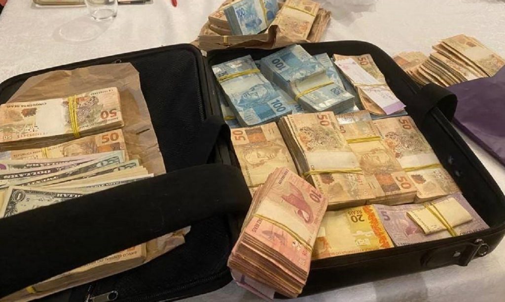 Imagem Ilustrando a Notícia: Ação do MP contra ex-governo do DF Agnelo Queiroz encontra mala com R$ 250 mil
