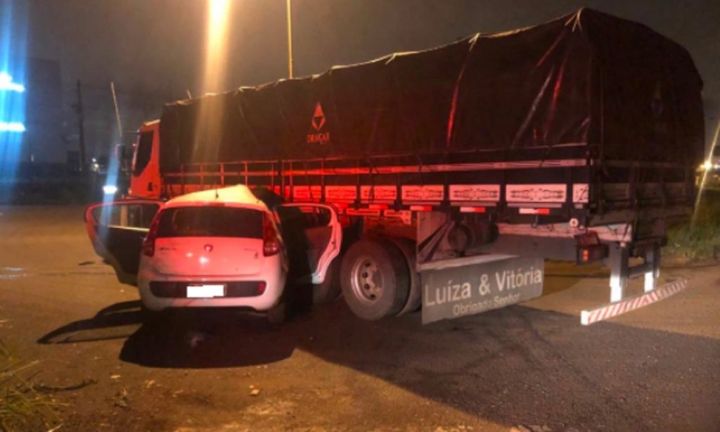 Imagem Ilustrando a Notícia: Após causar acidente, caminhoneiro é preso por embriaguez na BR-060, em Rio Verde