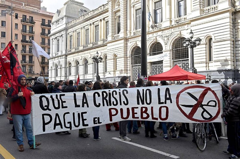 Imagem Ilustrando a Notícia: Transporte, saúde e bancos param em primeira greve geral do Uruguai de 2018