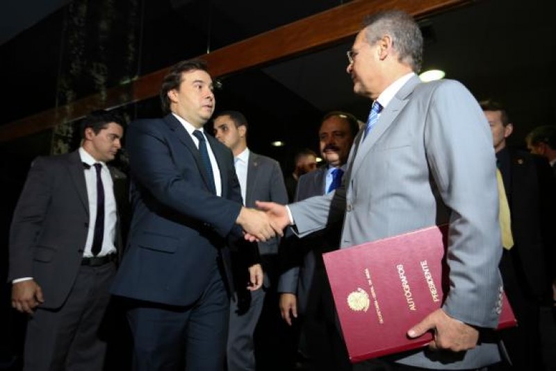 Imagem Ilustrando a Notícia: Presidente da Câmara entrega PEC do Teto de Gastos a Renan para análise do Senado