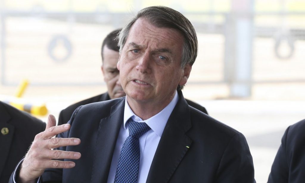 Imagem Ilustrando a Notícia: Governo Bolsonaro é reprovado por 38% e aprovado por 29%, diz Datafolha