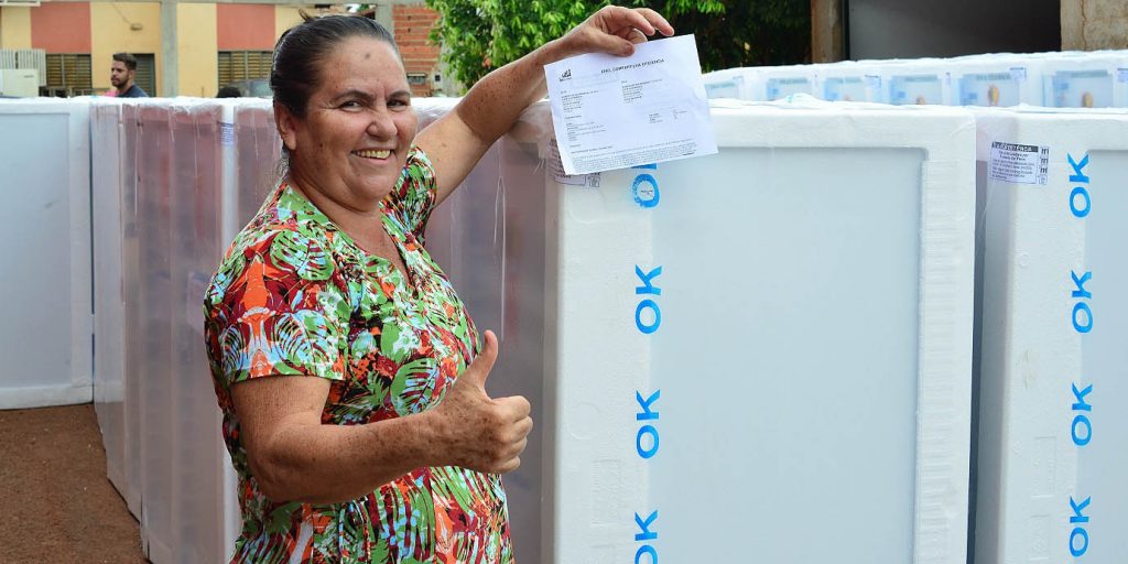 Imagem Ilustrando a Notícia: Enel Goiás realiza  troca de 80 geladeiras no Jardim Curitiba ll, em Goiânia