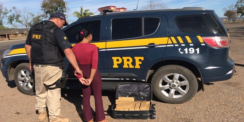 Imagem Ilustrando a Notícia: Jovem é presa em posto da PRF transportando 25 kg de maconha