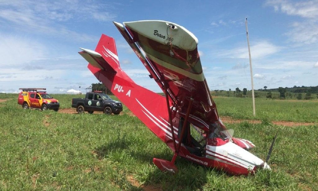 Imagem Ilustrando a Notícia: Avião toca fiação elétrica e cai, em Bonfinópolis