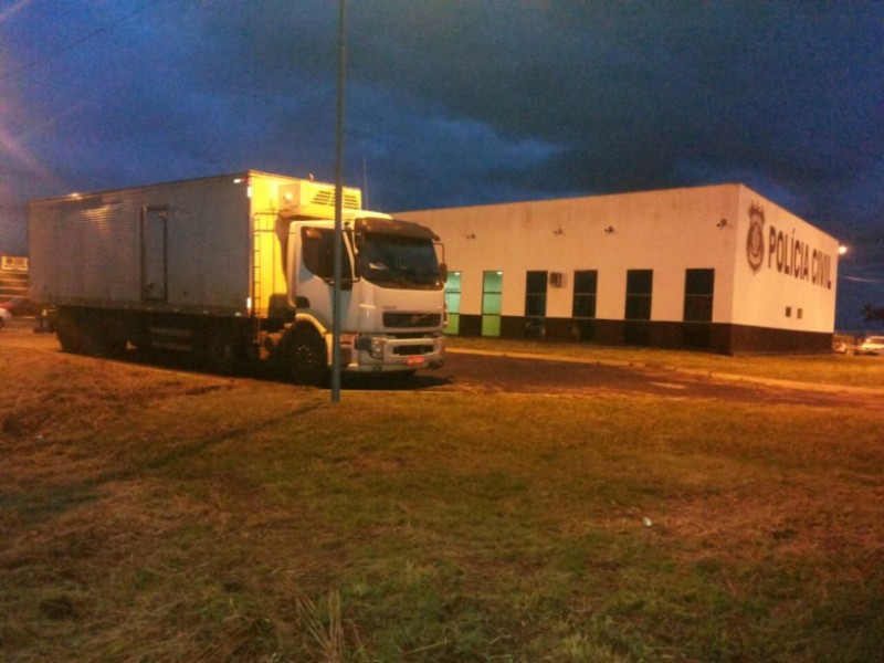 Imagem Ilustrando a Notícia: Em Anápolis, caminhão roubado avaliado em R$ 250 mil é recuperado