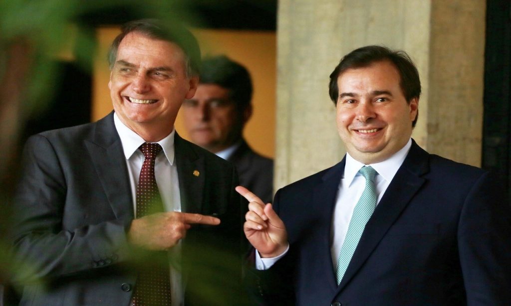 Imagem Ilustrando a Notícia: Maia pede redução de salários dos 3 poderes, ao responder proposta de Bolsonaro