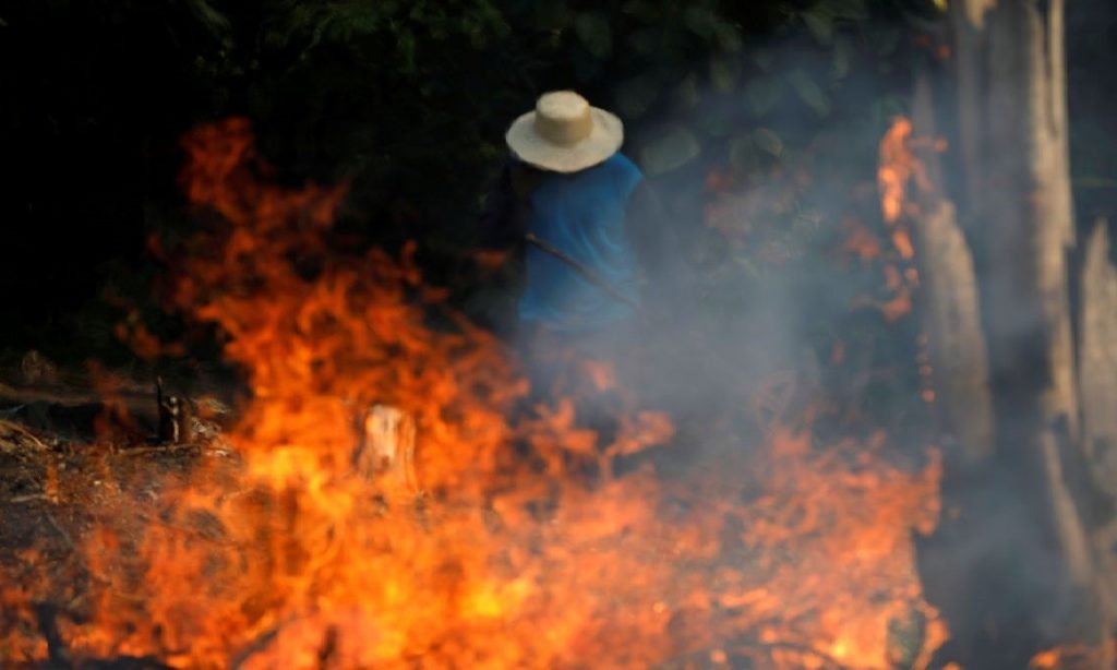 Imagem Ilustrando a Notícia: Bolsonaro autoriza uso das Forças Armadas contra incêndios na Amazônia