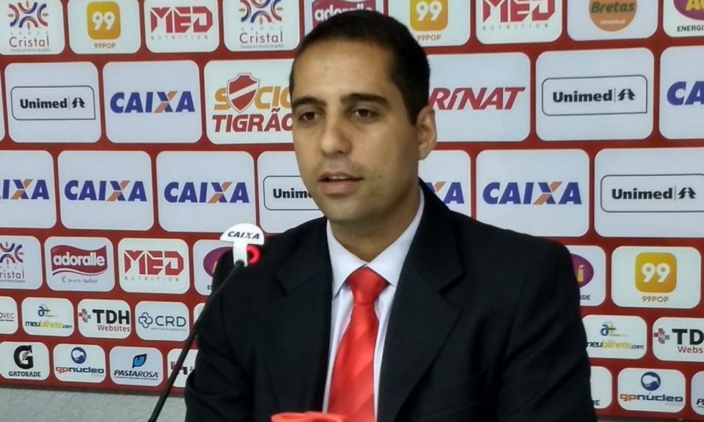 Imagem Ilustrando a Notícia: Sidiclei Menezes pede demissão; Hugo Jorge Bravo assume como diretor de futebol