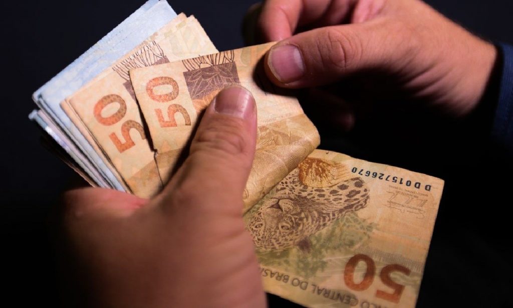 Imagem Ilustrando a Notícia: Governo aumenta para R$ 1.088 previsão para salário mínimo em 2021