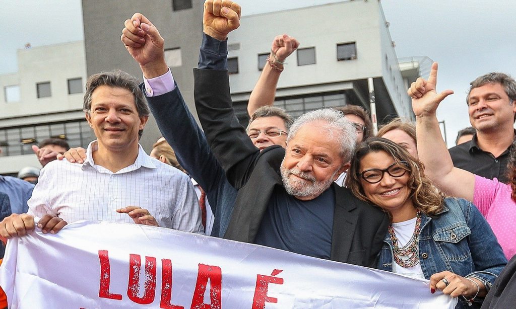 Imagem Ilustrando a Notícia: Urgente: Lula deixa cadeia após 19 meses preso, em Curitiba