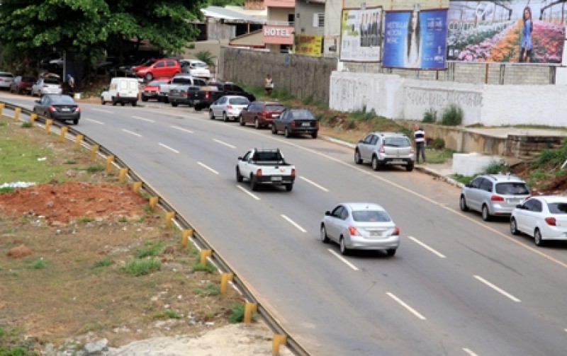 Imagem Ilustrando a Notícia: Veículos estacionam irregularmente na Marginal Botafogo