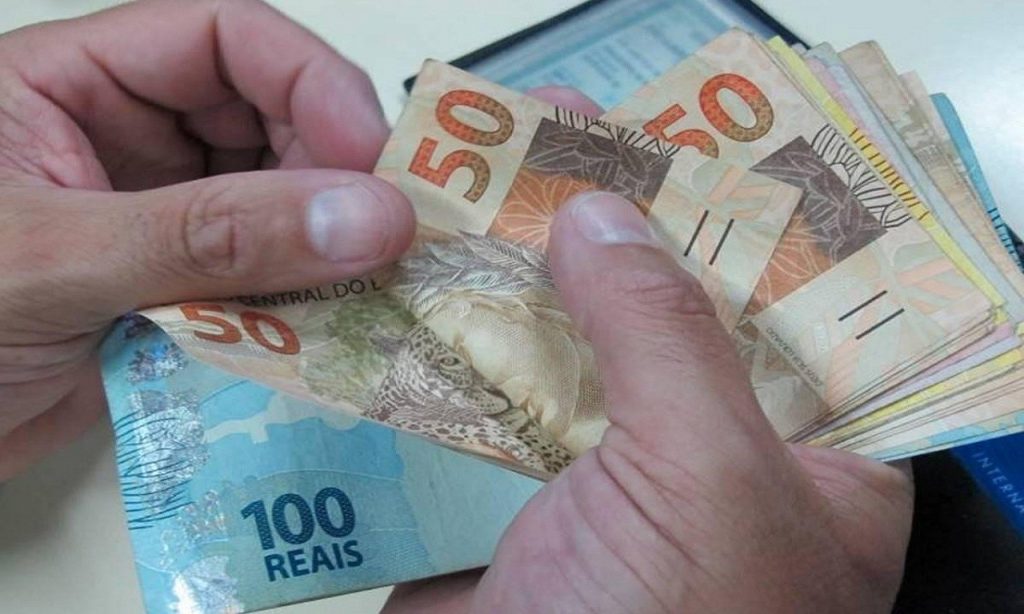 Imagem Ilustrando a Notícia: Bolsonaro define salário mínimo em R$ 1.039 para 2020