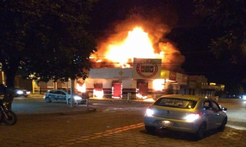 Imagem Ilustrando a Notícia: Incêndio de grande proporções atinge loja em Itapuranga