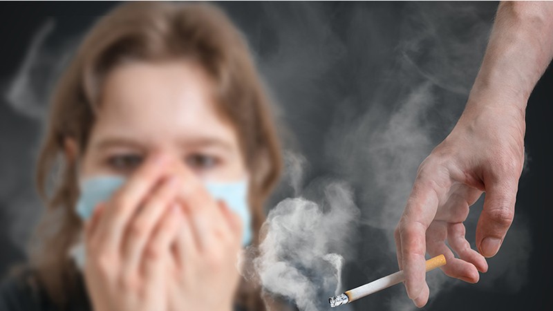 Imagem Ilustrando a Notícia: Estudos mostram piora na saúde dos fumantes; uso de máscara intensifica os efeitos malignos do cigarro