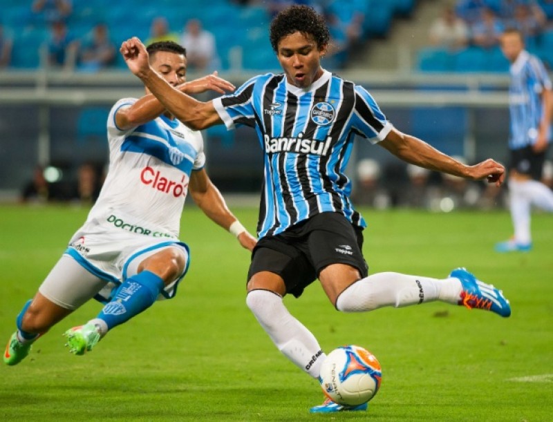 Imagem Ilustrando a Notícia: Lateral-esquerdo Breno, ex-Grêmio, pode reforçar time na temporada 2018