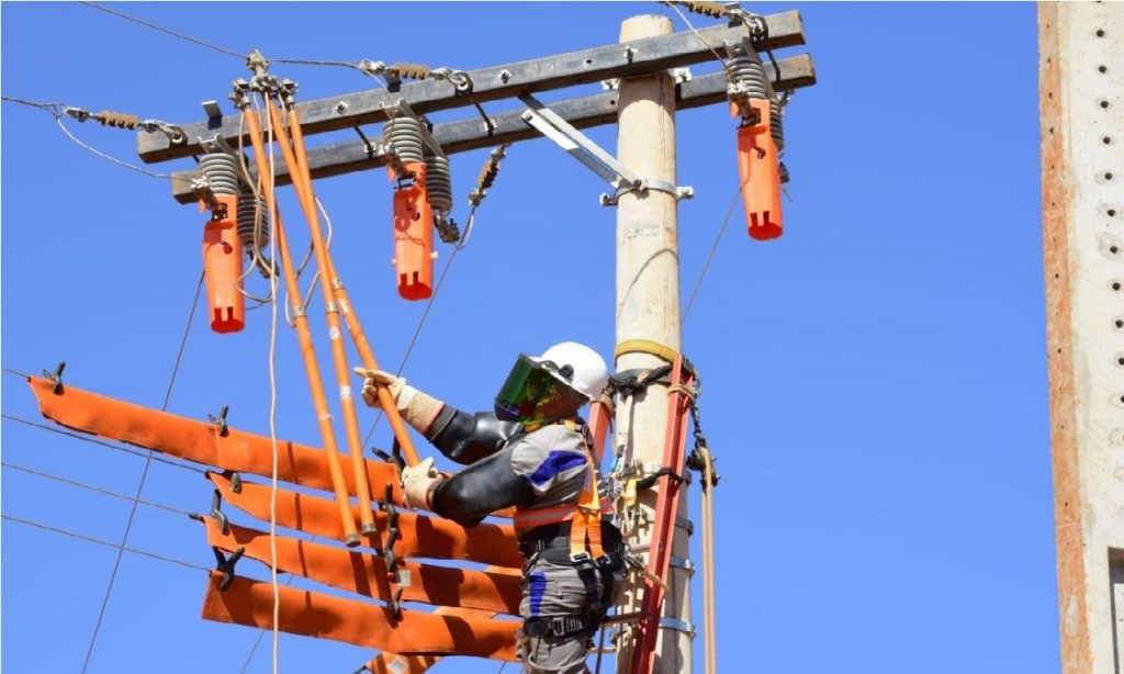 Imagem Ilustrando a Notícia: Enel realiza melhorias em rede elétrica de Bela Vista de Goiás