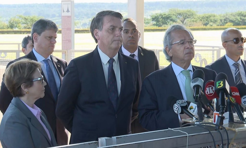 Imagem Ilustrando a Notícia: “Homem que decide a economia no Brasil é um só: Paulo Guedes”, afirma Bolsonaro