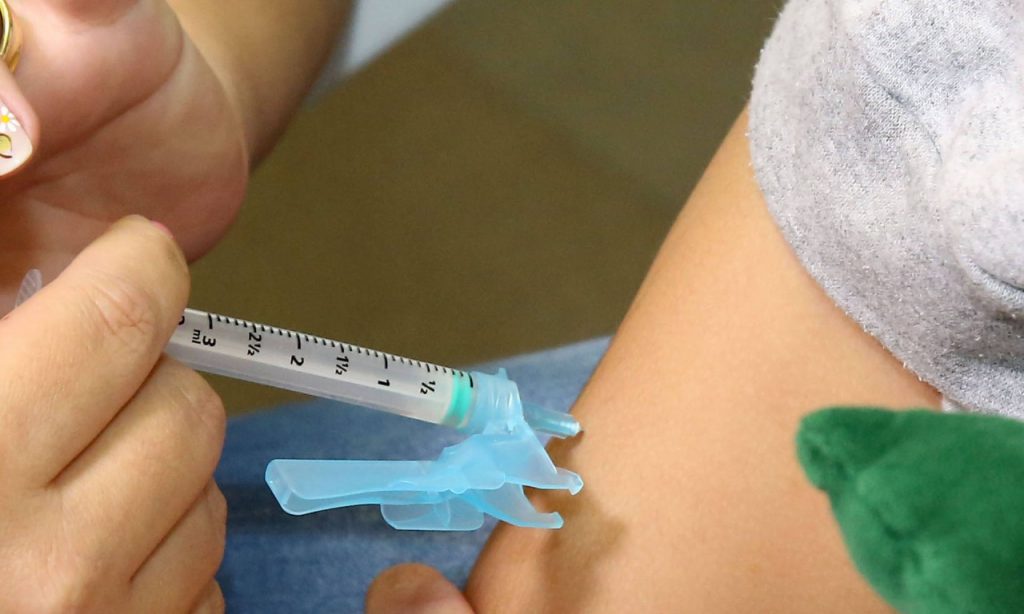 Imagem Ilustrando a Notícia: Dois terços dos brasileiros acreditam em fake news sobre vacinas