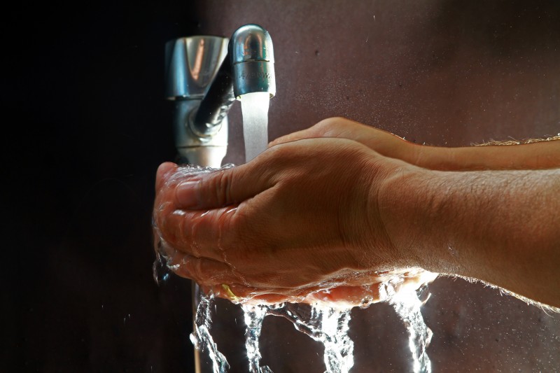Imagem Ilustrando a Notícia: Saúde monitora qualidade da água para consumo humano