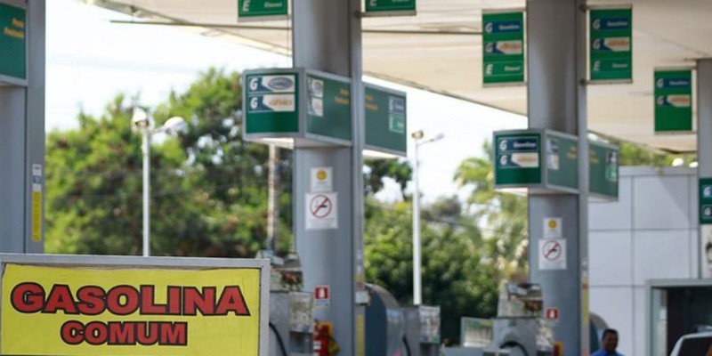Imagem Ilustrando a Notícia: Petrobras anuncia que gasolina nas refinarias terá alta de 0,5%